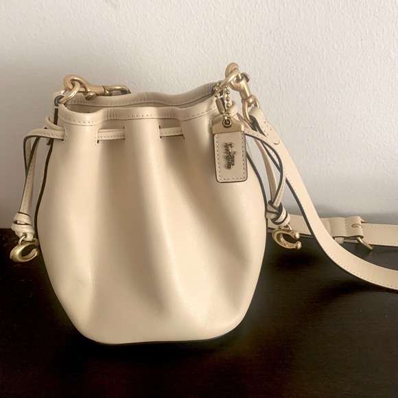 ❌SOLD!!!❌ Coach Camila drawstring glovetan leather bucket bag - Picture 2 of 9